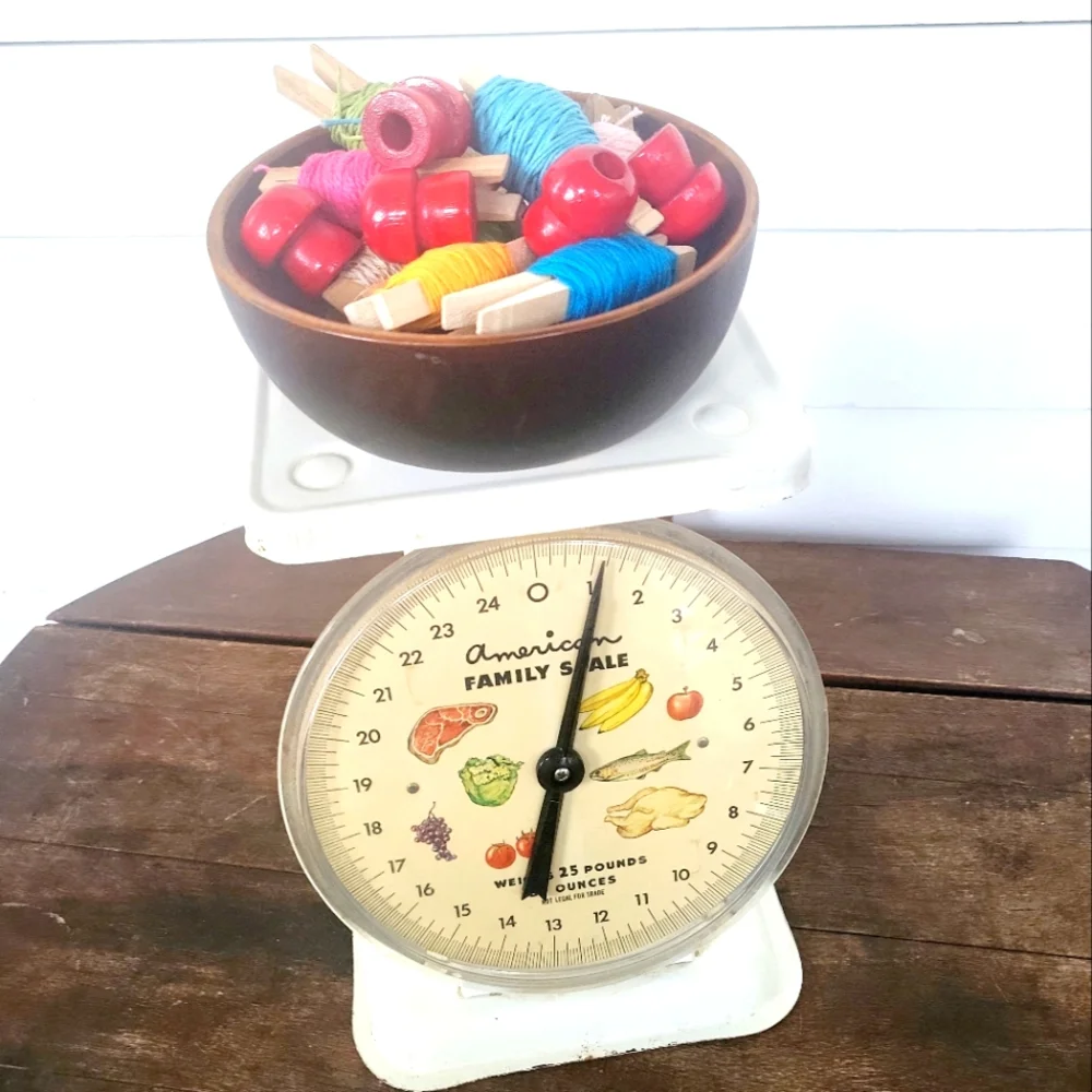 Vintage American Family White Metal Kitchen Scale 25lb
